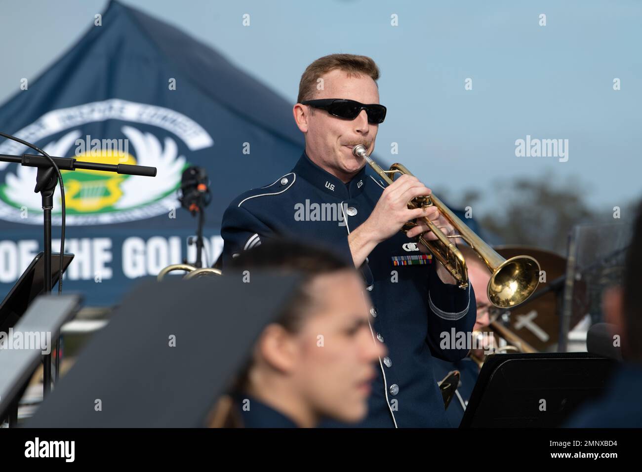 Nathaniel McKay, USAF Band of the Golden West Trompeter, tritt am 6. Oktober 2022 im Presidio Tunnel Tops in San Francisco auf. Der Auftritt war Teil der Fleet Week der US Navy und war das erste Mal, dass die BOTGW in den Presidio Tunnel Tops spielte. BOTGW,Band of the Golden West,Presidio Tunnel Tops,Band,Konzertaufführung, Stockfoto