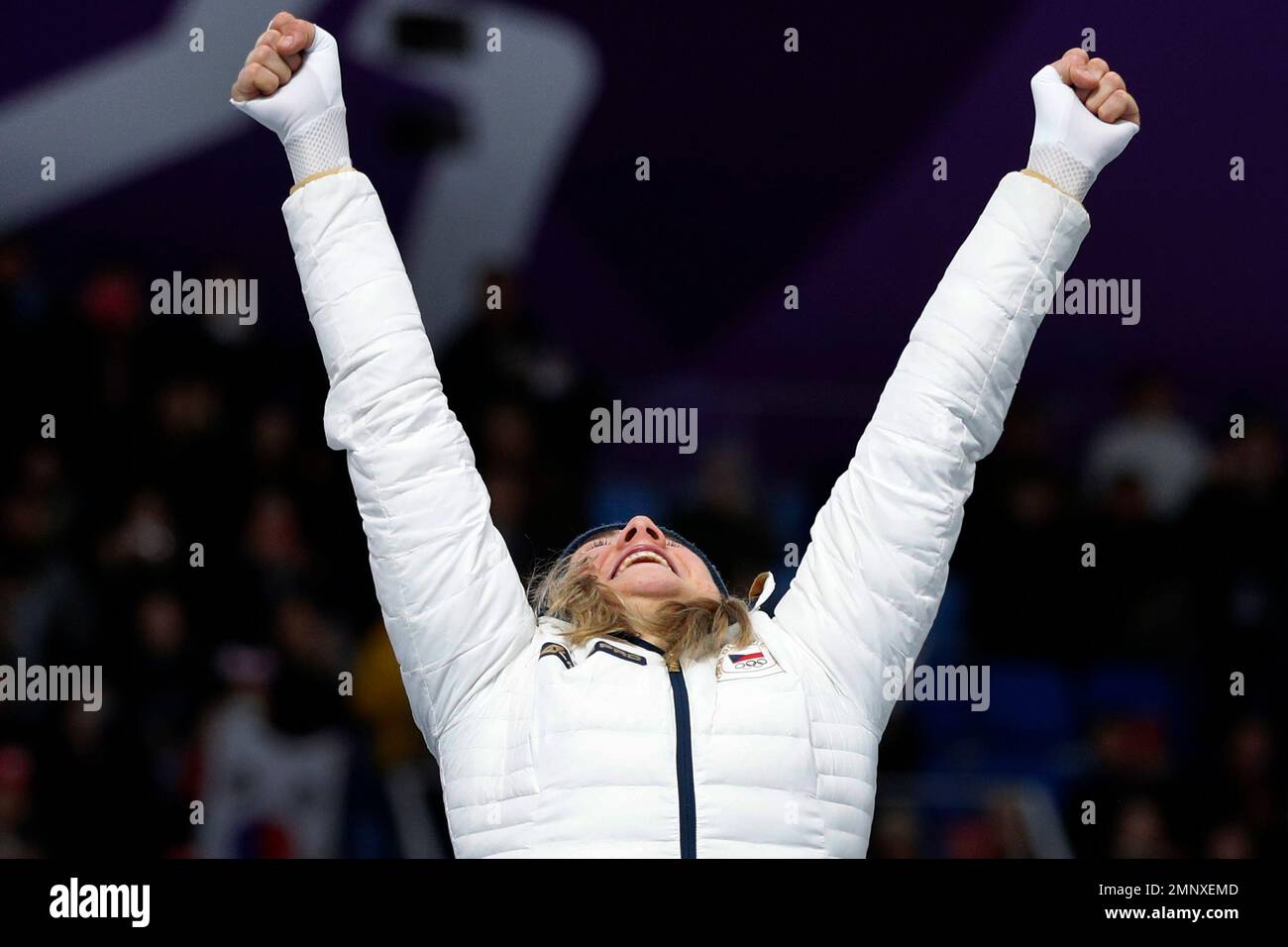 Bronze medalist Karolina Erbanova of the Czech Republic celebrates on the podium after the women's 500 meters speedskating race at the Gangneung Oval at the 2018 Winter Olympics in Gangneung, South Korea, Sunday, Feb. 18, 2018. (AP Photo/Vadim Ghirda) Stockfoto