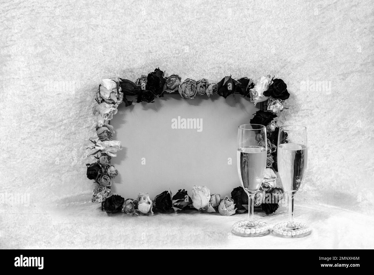 Schwarz-Weiß Stille Leben mit Rosenrahmen, Platz für Text, verschwommener Hintergrund, Urlaubskonzept, alles gute zum valentinstag Stockfoto