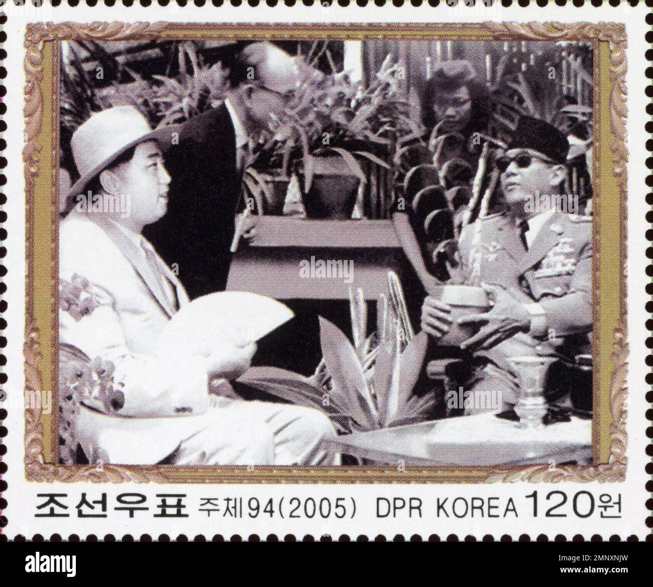 Nordkoreanische Briefmarke von 2005, die Kim Il-sung und den indonesischen Präsidenten Sukarno 1965 zeigt. Stockfoto