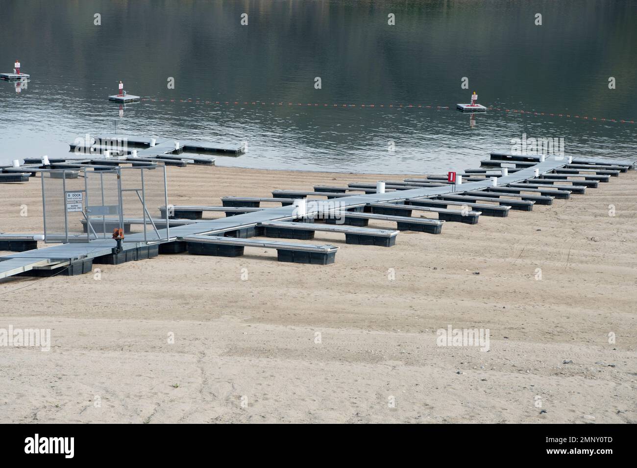Lucky Peak Lake (Reservoir) an der Kanalisation des Boise River, SW Idaho, auf einem kritisch niedrigen Niveau (50 % Kapazität) Anfang April 2022. Stockfoto