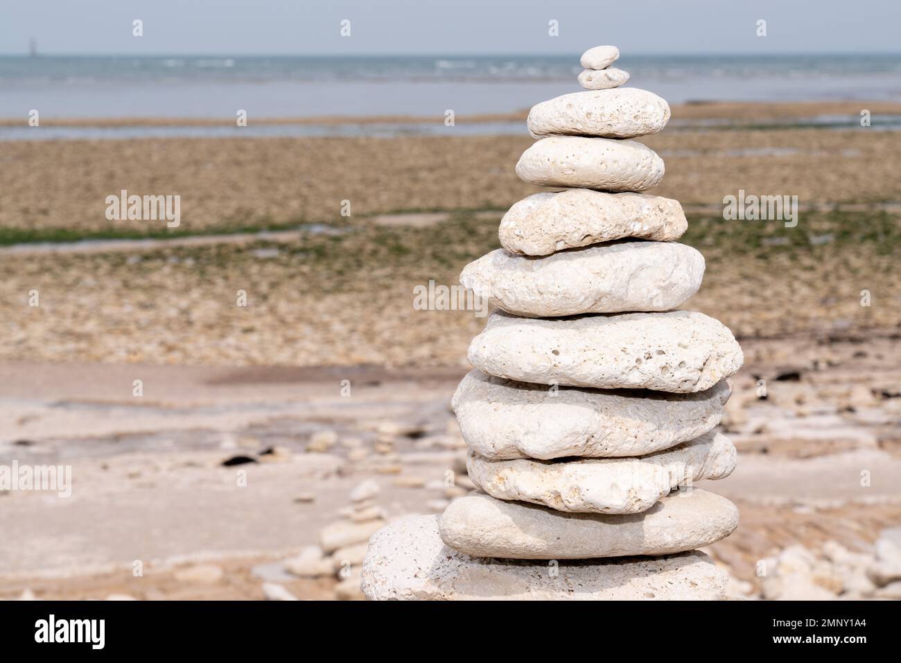 Aus Steinturm am Strand in der Zen-Pyramide Stockfoto