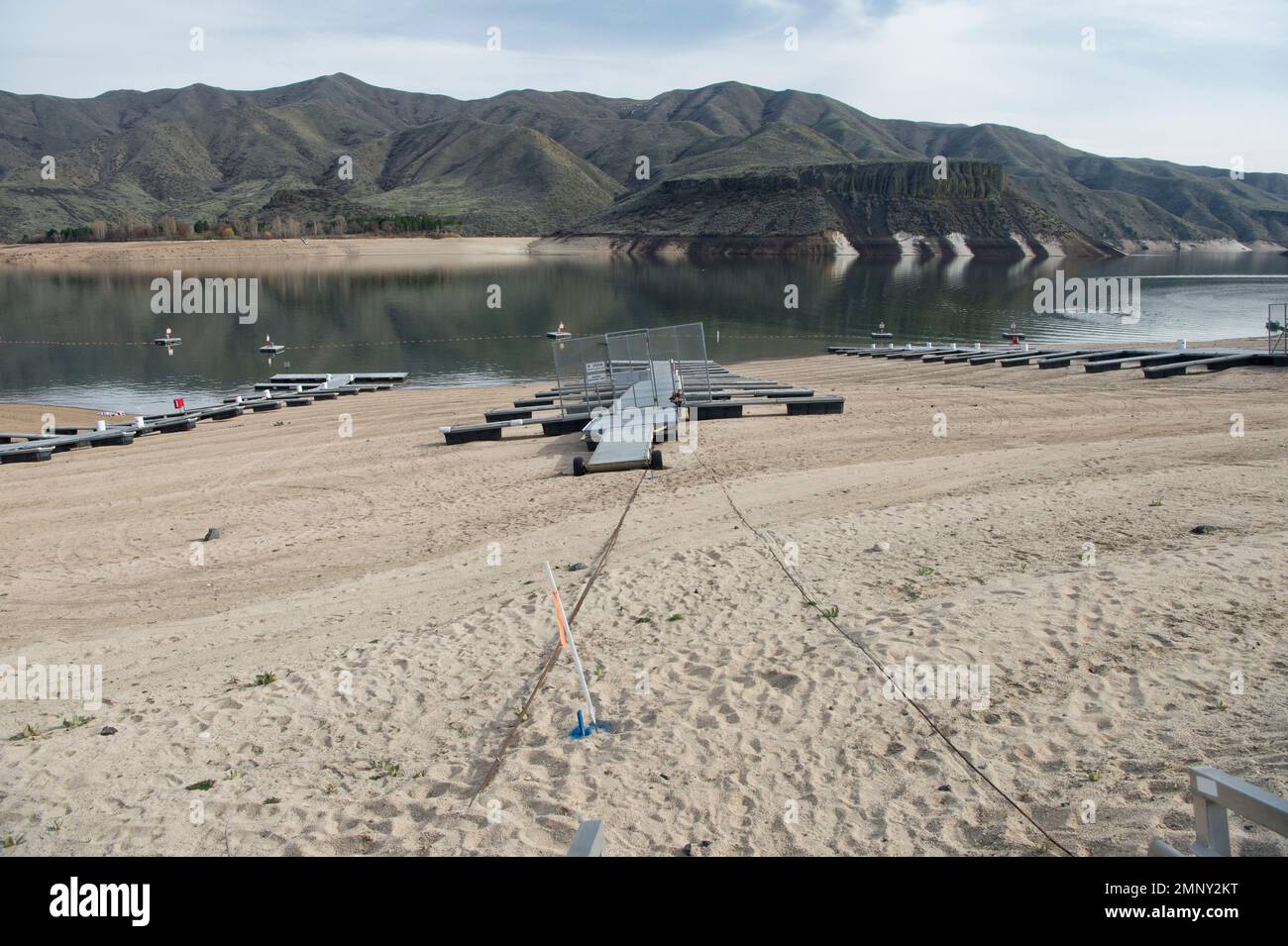 Lucky Peak Lake (Reservoir) an der Kanalisation des Boise River, SW Idaho, auf einem kritisch niedrigen Niveau (50 % Kapazität) Anfang April 2022. Stockfoto