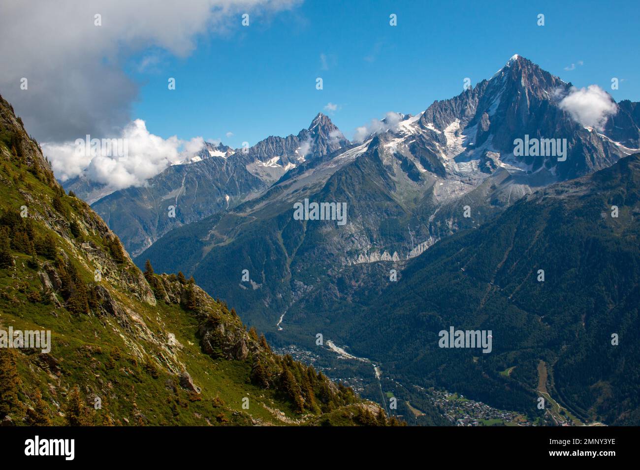 Der Blick von einem Wanderweg vom Refuge de Bellachat in der Nähe von Les Houches und Chamonix in Richtung Massif du Mont Blanc. September 2021 Stockfoto