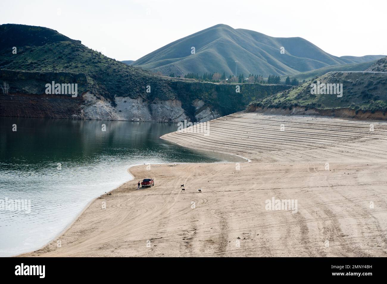 Lucky Peak Lake (Reservoir) an der Kanalisation des Boise River, SW Idaho, auf einem kritisch niedrigen Niveau (50 % Kapazität) Anfang April 2022. Stockfoto