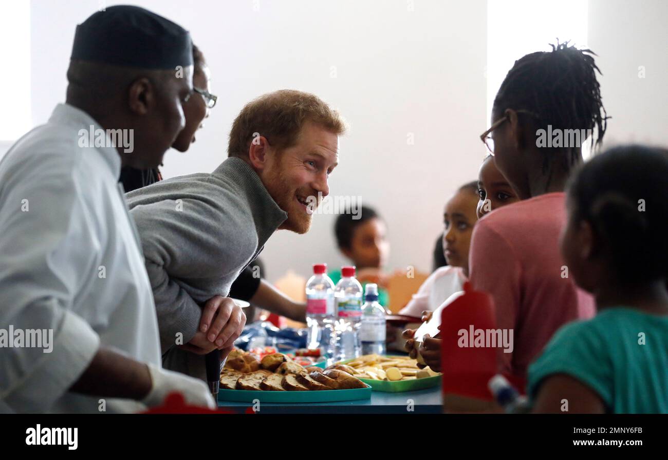 Britain's Prince Harry serves pasta as he visits a Fit and Fed February school holiday activity programme at the Roundwood Youth Centre in London, Thursday, Feb. 15, 2018. The Fit and Fed Campaign aims to provide young people with free access to activity sessions and a nutritious lunch during school holidays, with community sport and wellbeing charity Sport at the Heart which is part of the Fit and Fed campaign.AP Photo/Frank Augstein, pool) Stockfoto