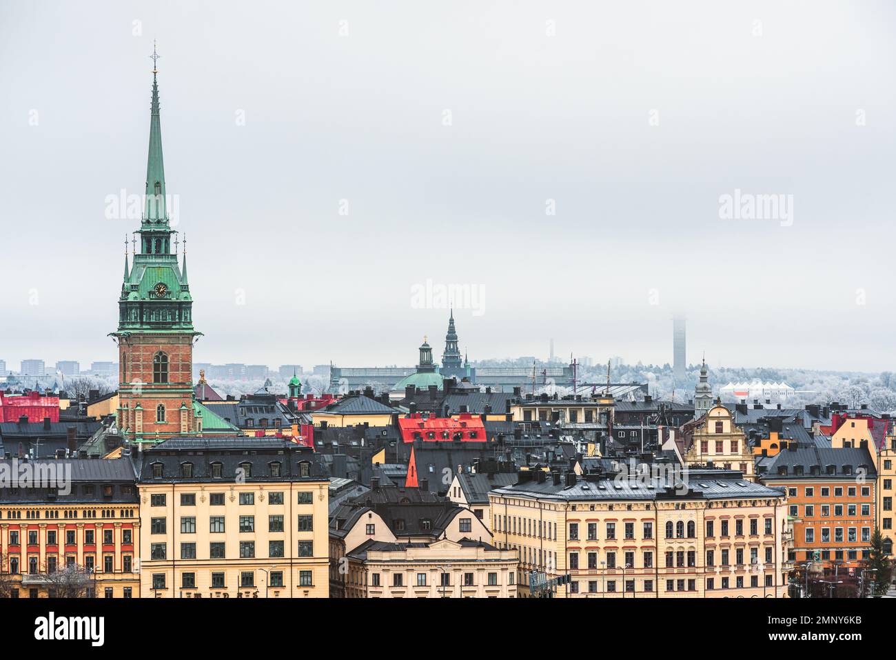 Gamla Stan Skyline in Stockholm, Schwedens Hauptstadt im Winter mit Glockenturm Saint Gertrud Stockfoto