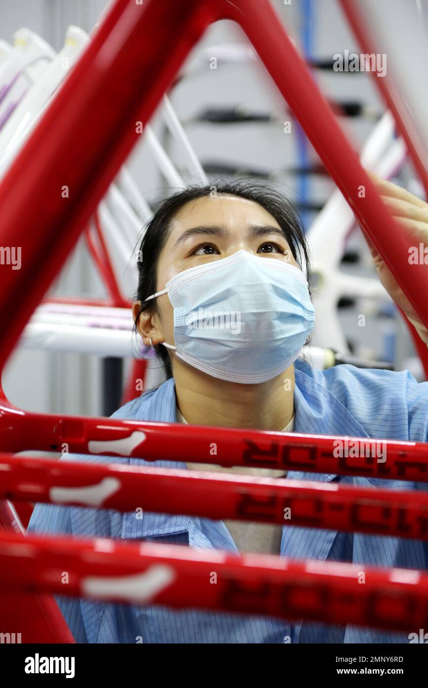 LIANYUNGANG, CHINA 31. JANUAR 2023 Ein Arbeiter arbeitet an einer