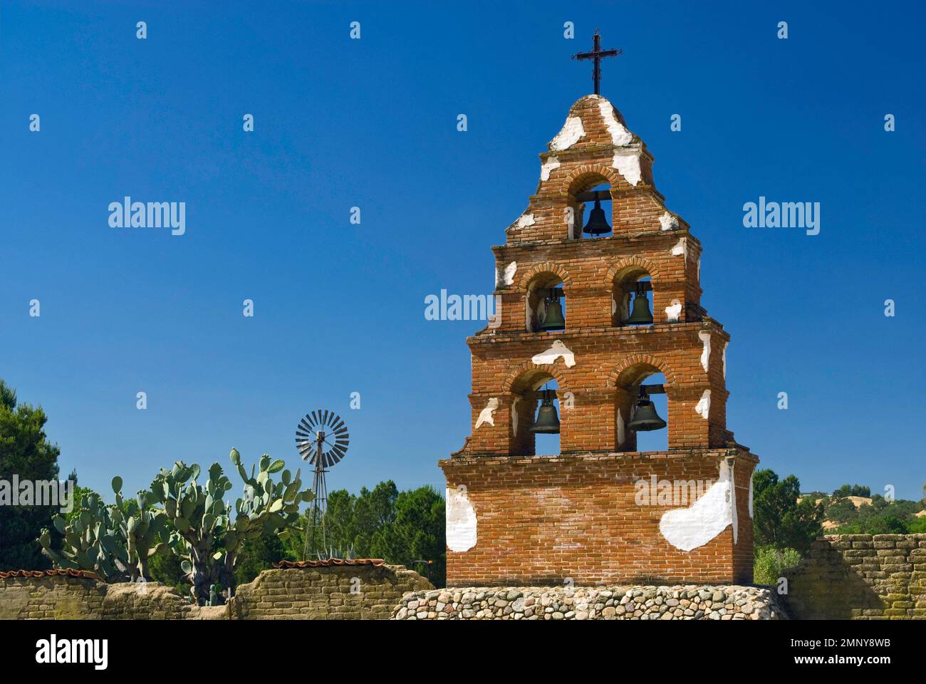 Bell Tower auf Mission Grounds, Mission San Miguel Arcangel, San Miguel, Kalifornien, USA Stockfoto