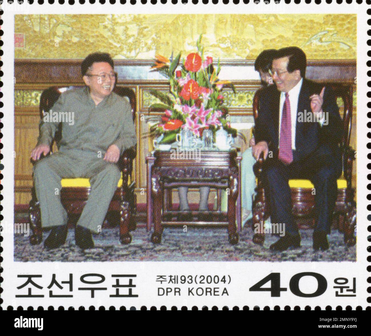 Nordkoreanische Briefmarke von 2004 mit Kim Jong-il und dem chinesischen Vizepräsidenten Zeng Qinghong in Pjöngjang. Stockfoto