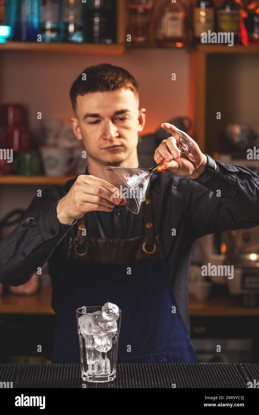 Der Barkeeper befeuchtet den margarita-Glasrand mit Limettenkeil Stockfoto