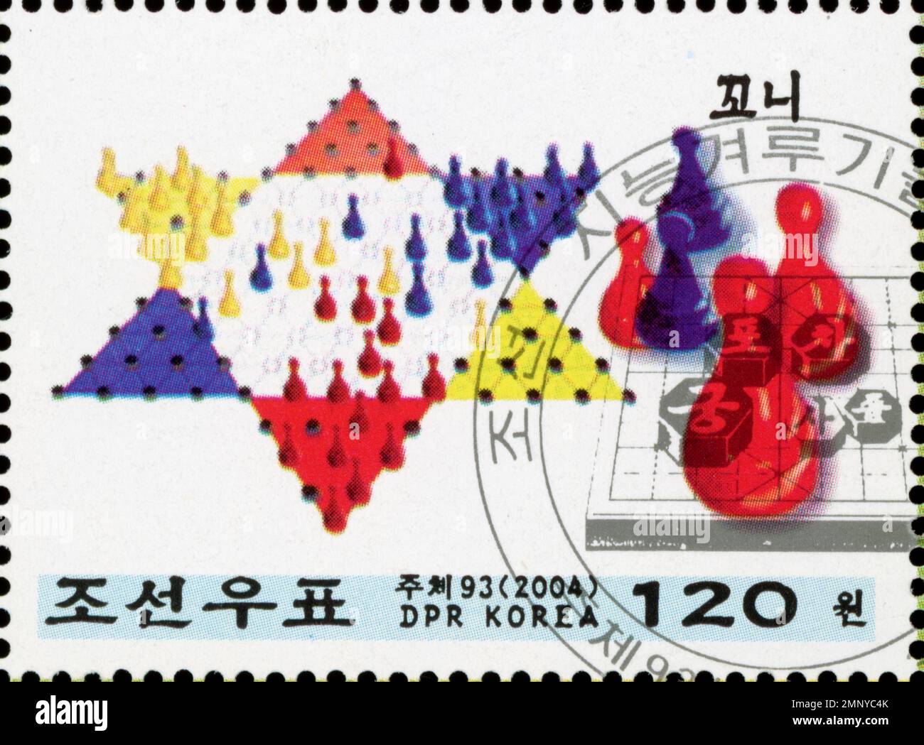 Nordkoreanische Briefmarke von 2004 mit chinesischen Schachspielern und traditionellen Brettspielen, Stückelung 120 Won, Juche 93. Stockfoto