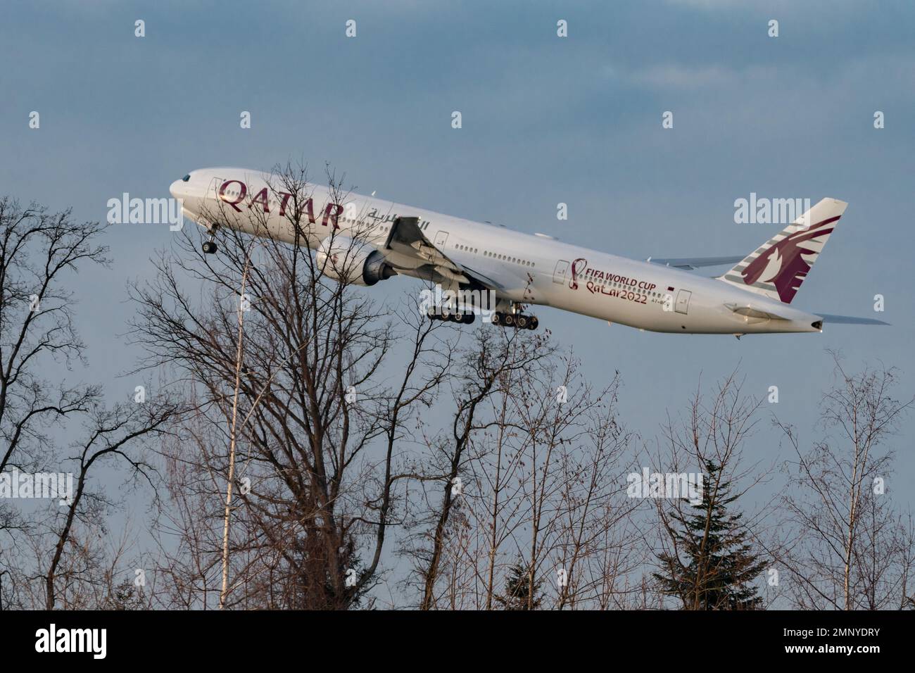 Zürich, Schweiz, 19. Januar 2023 Qatar Airways Boeing 777-367ER startet von Landebahn 28 Stockfoto