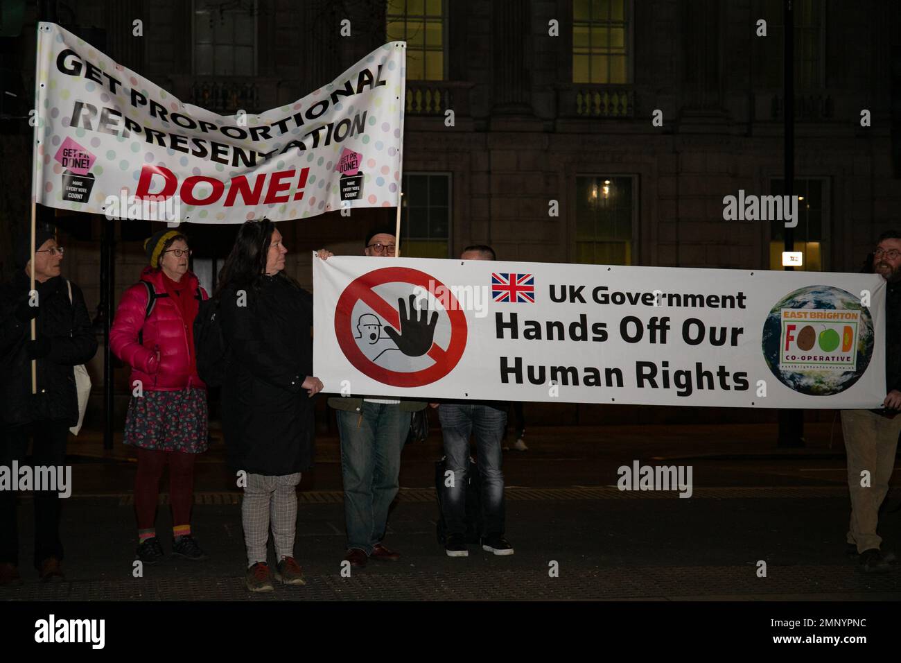 London, England, Vereinigtes Königreich 30. Januar 2023 verteidigen Sie das Recht, in der Downing Street gegen die von den Regierungen vorgeschlagenen Antistreikgesetze zu protestieren. Die Kampagne "genug ist genug" und die Kampagne für die Freiheit der Union brachten Mitglieder einer Reihe von Gewerkschaften auf die Straße an dem Tag, an dem die Regierung für die Einführung neuer Gesetze zur Bekämpfung von Streiks stimmte. Kredit: Denise Laura Baker/Alamy Live News Stockfoto