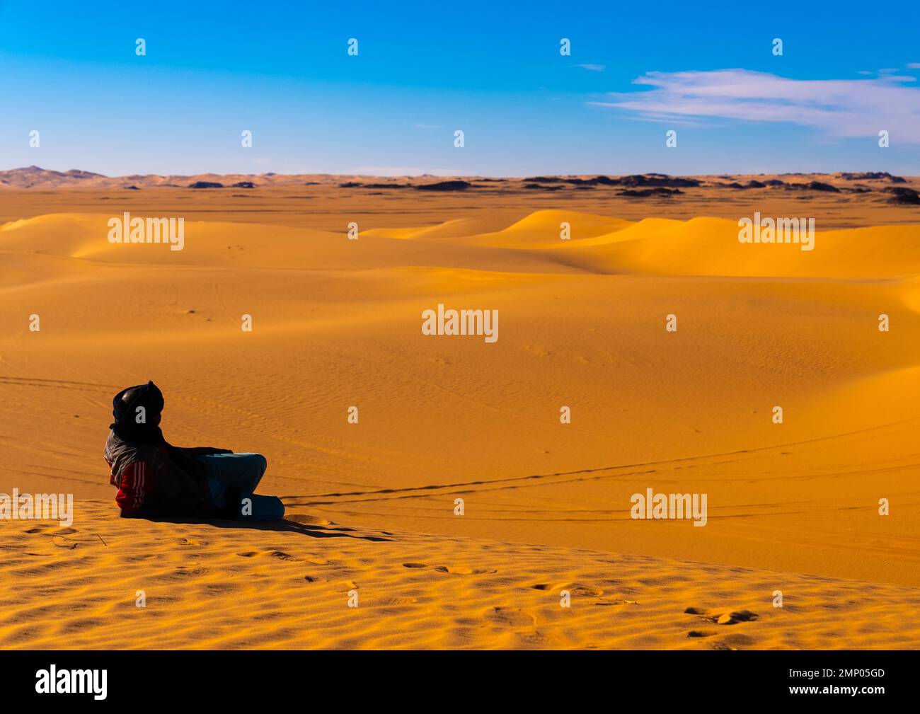 Tuareg in den Sanddünen der Sahara, Nordafrika, Erg Admer, Algerien Stockfoto