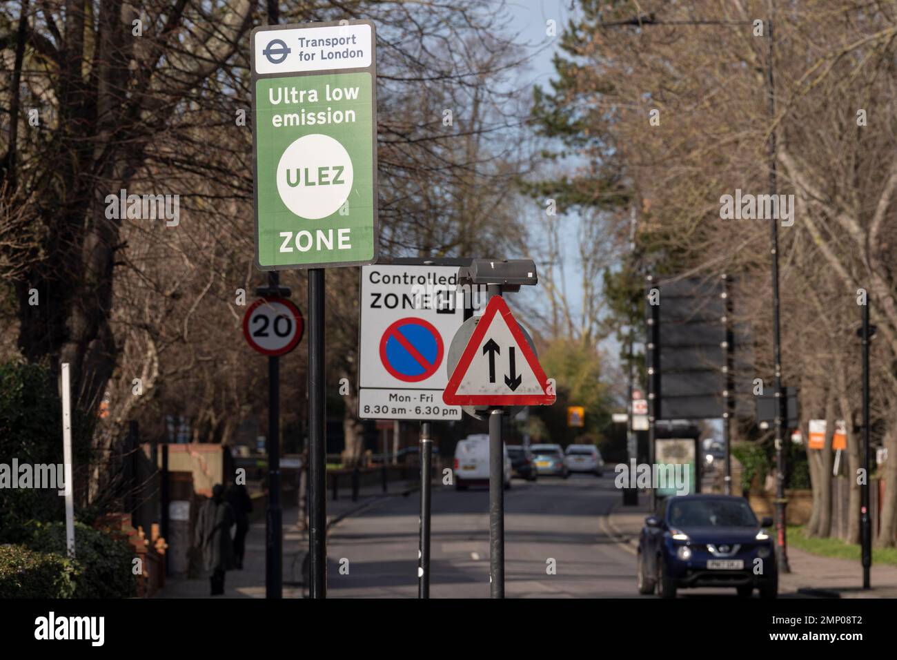 Da elf der neunzehn äußeren Londoner Räte rechtliche Schritte erwägen, sind die Wegweiser von Transport for London (TFL) für die neue Ultra Low Emission Zone (ULEZ) auf dem A205 South Circular am Tulse Hill in South London zu sehen. Aber sie sollen am 30. Januar 2023 in London, England, über die innere Umlaufbahn hinaus um die Hauptstadt erweitert werden. Das neue ULEZ-Gebiet ist jetzt 18-mal größer und verbietet ältere Fahrzeuge wie umweltschädliche Dieselfahrzeuge und Benzinfahrzeuge über 2006 Jahre, ein Versuch, giftige Emissionen zu senken, die die Gesundheit von 1 von 10 Kindern, die an Asthma leiden, weiter schädigen. Treiber von nicht-exemp Stockfoto