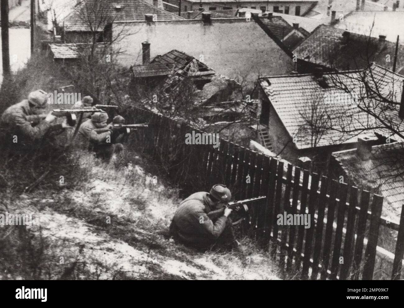 Vintage-Moment / Vintage-lustiger Moment / Vintage-Foto / Macht des Moments / magische Momente / Vintage-Kampffoto / Vintage-Kriegsfoto / möglicherweise russische Soldaten(?) Warten auf den Schussbefehl mit dem AK-Maschinengewehr. Das PPSh-41 war von 1941 bis 1960 in Betrieb Stockfoto