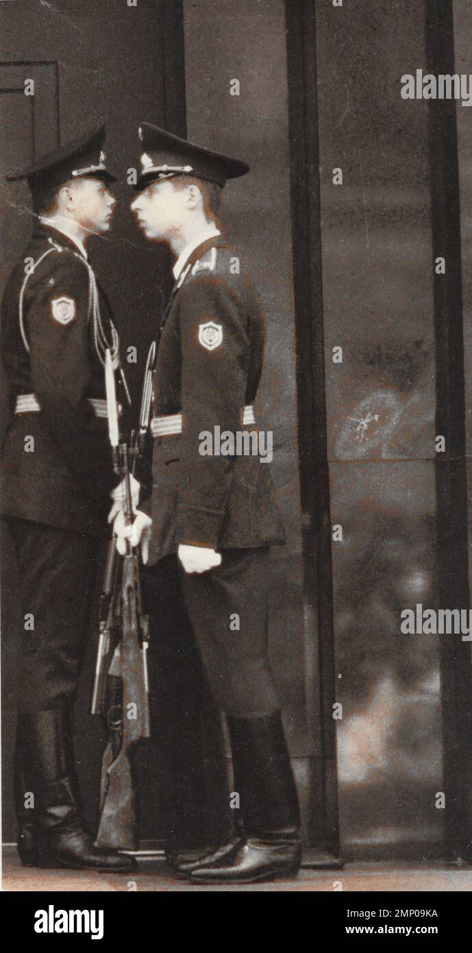 Vintage-Moment / Vintage-lustiger Moment / Vintage-Foto / Power of the Moment / magische Momente / Super-Rare-Foto der Bewachungszeremonie. Wachablösung Stockfoto