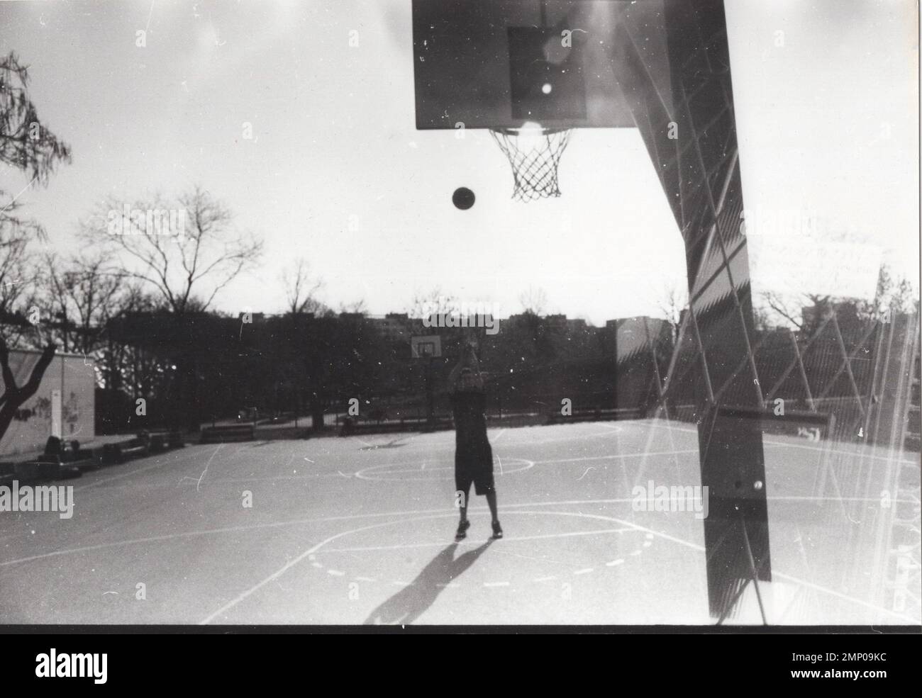 Vintage Moment / Vintage lustiger Moment / Vintage-Foto / Power of the Moment / magische Momente / alleinstehendes Spielen des Namens dieses Fotos. Retro-Basketballfoto. Basketballspieler/Basketballspieler/Basketballprofis. Ein Mann schießt einen Basketball Stockfoto