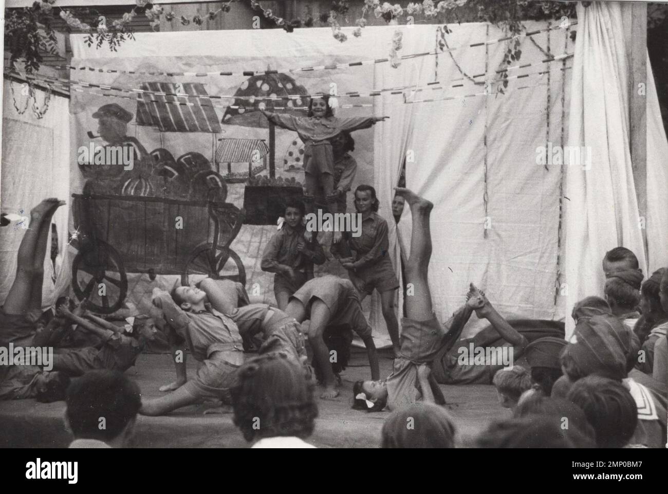 Vintage Moment / Vintage lustiger Moment / Vintage Foto / Power of the Moment / magische Momente / Performance / Vintage Camp Akrobatikvorstellung VON Pfadfinderinnen im 1930er / Girls Scout Uniform / historisch / Jugendorganisationen / Scout Camp / ungarn Stockfoto