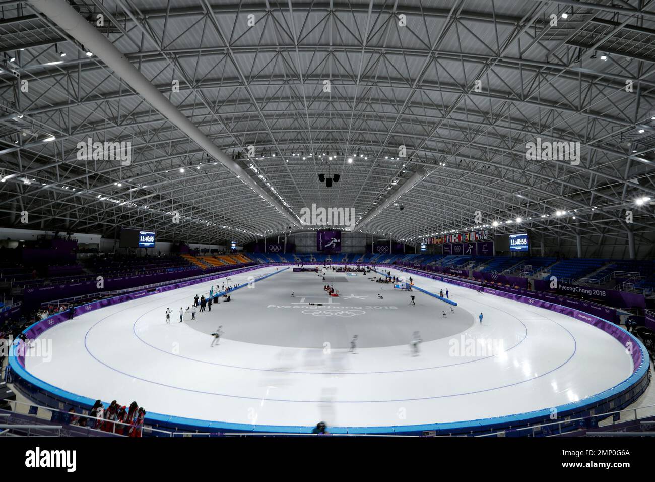 Speed skaters train at the Gangneung Oval during a speed skating training session prior to the 2018 Winter Olympics at the 2018 Winter Olympics in Gangneung, South Korea, Friday, Feb. 9, 2018. (AP Photo/Eugene Hoshiko) Stockfoto
