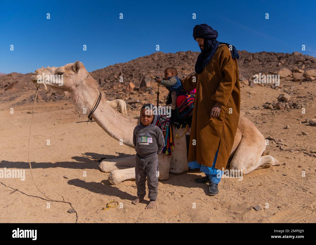 Tuareg Mann mit seinen Kindern reitet auf einem Kamel, Nordafrika, Tamanrasset, Algerien Stockfoto