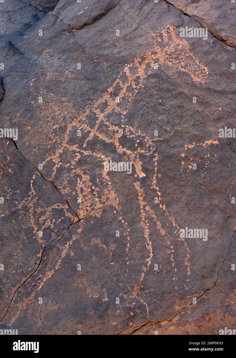 Felsschnitzereien mit einer Giraffe, Tassili N'Ajjer National Park, Tadrart Rouge, Algerien Stockfoto