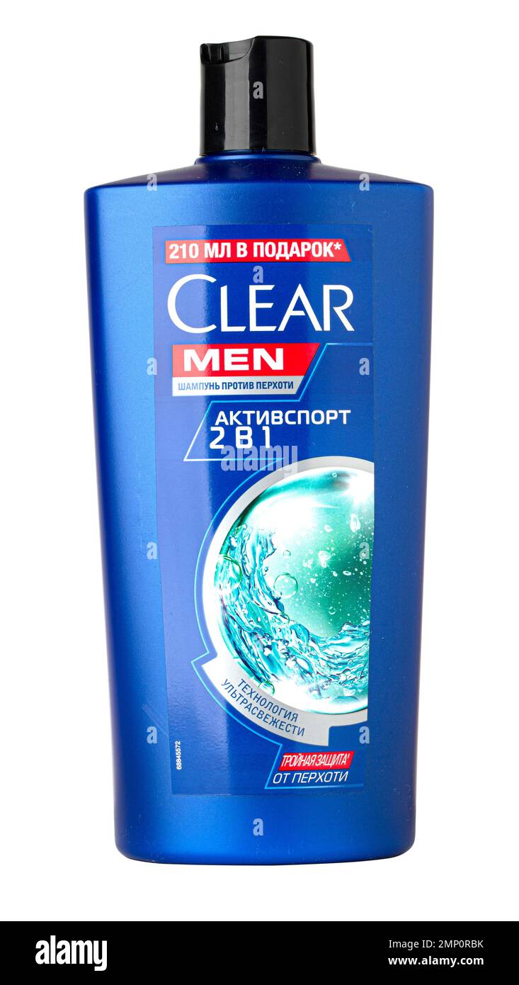 Anapa, Russland - 10. Dezember 2022: Klares Schuppen-Anti-Haarfall-Shampoo für Männer auf weißem Hintergrund. Stockfoto