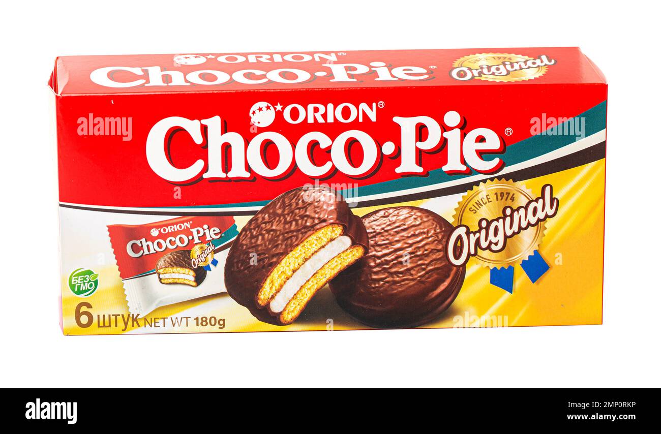 Anapa Russische Föderation - 19. Dezember 2022 Orion Choco-Pie Snack Cakes auf weißem Hintergrund. Stockfoto
