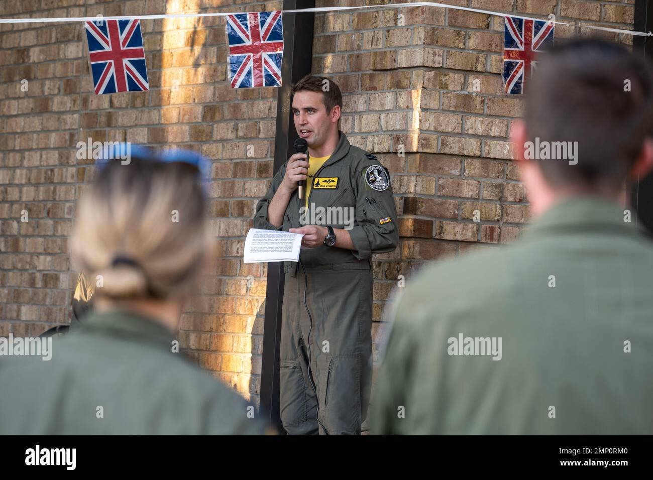 Royal Air Force Flight LT. Brian Withington gibt Eröffnungsanmerkungen und eine kurze Geschichte der Schlacht von Großbritannien während einer Feuerzeremonie auf dem Luftwaffenstützpunkt Seymour Johnson, North Carolina, am 7. Oktober 2022. Der 4. Fighter Wing geht zurück auf die Zeit vor dem Eintritt der Vereinigten Staaten in den Zweiten Weltkrieg, als die RAF Eagle Squadrons 71, 121 und 133 nach Pearl Harbor und dem Eintritt der USA in den Zweiten Weltkrieg zu den 334., 335. und 336. Fighter Squadrons der 4. Fighter Group wurden. Stockfoto