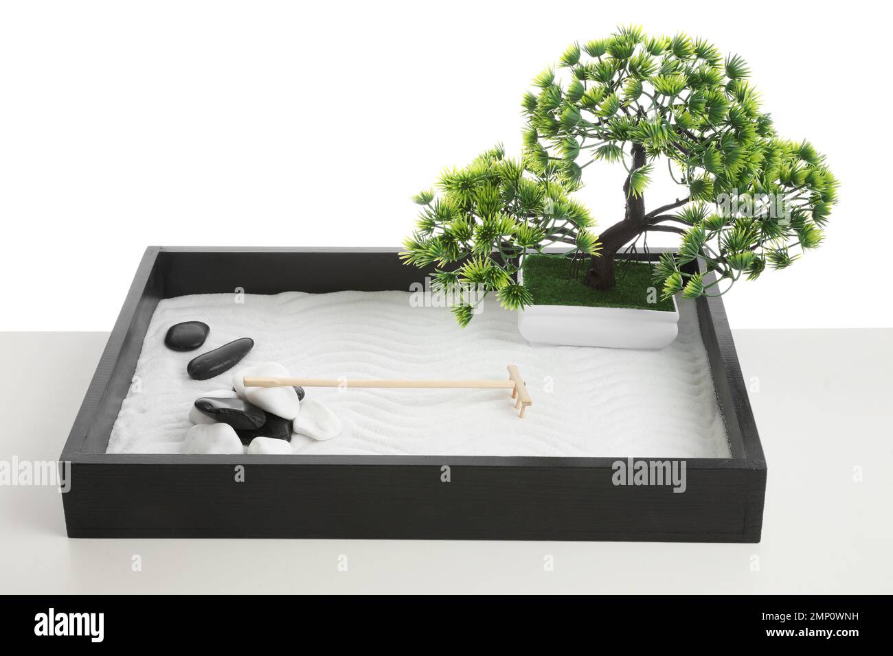 Wunderschner Miniatur-Zen-Garten, isoliert auf Wei Stockfotografie - Alamy
