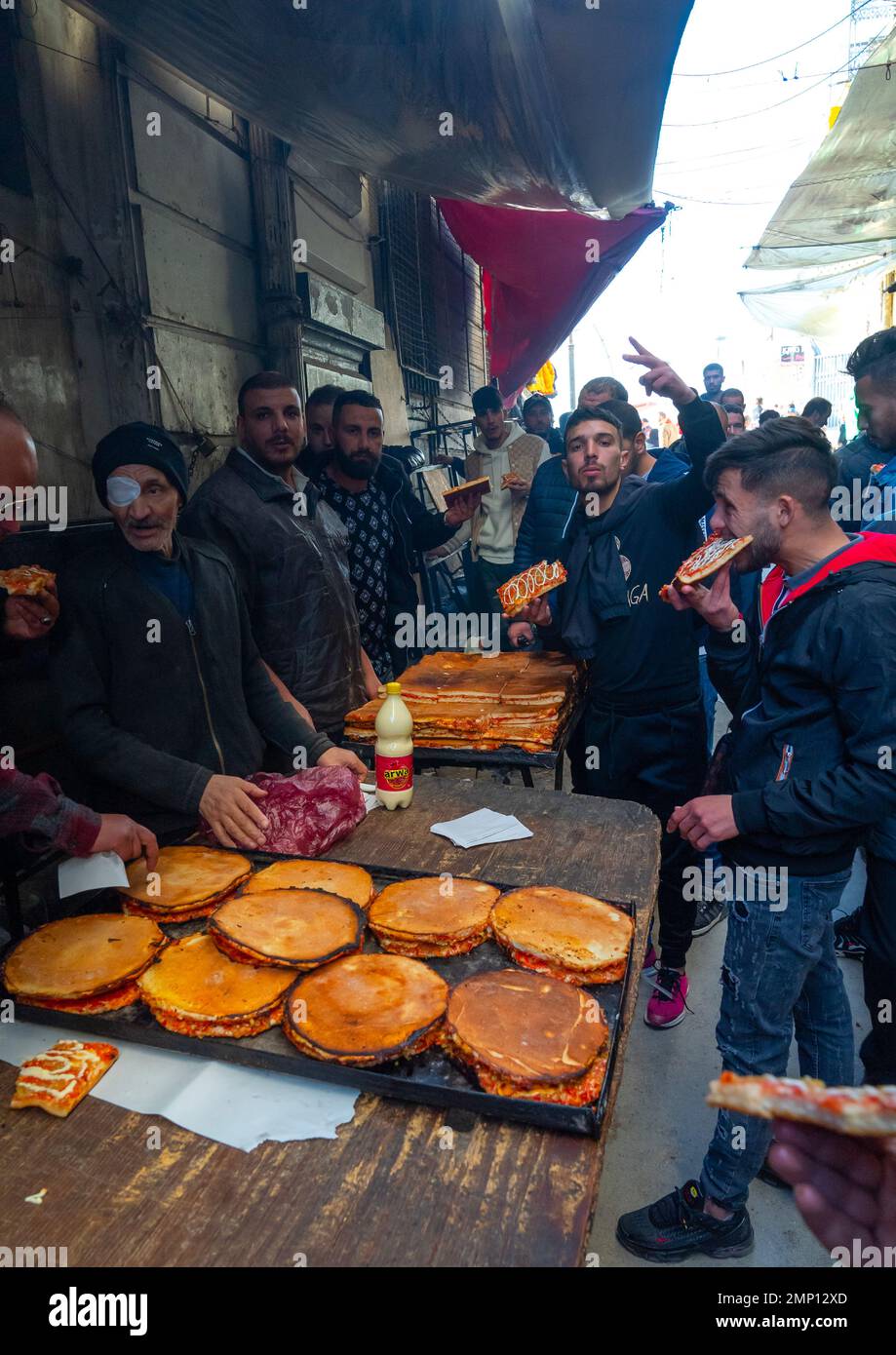 Algerier kaufen Pizzen in Souk El Ghezel, Nordafrika, Konstantin, Algerien Stockfoto