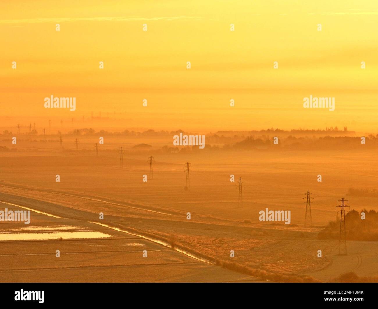 Strommasten auf einem frostigen Start in den Tag in Whittlesey, Cambridgeshire, während die Kälte weitergeht. Stockfoto