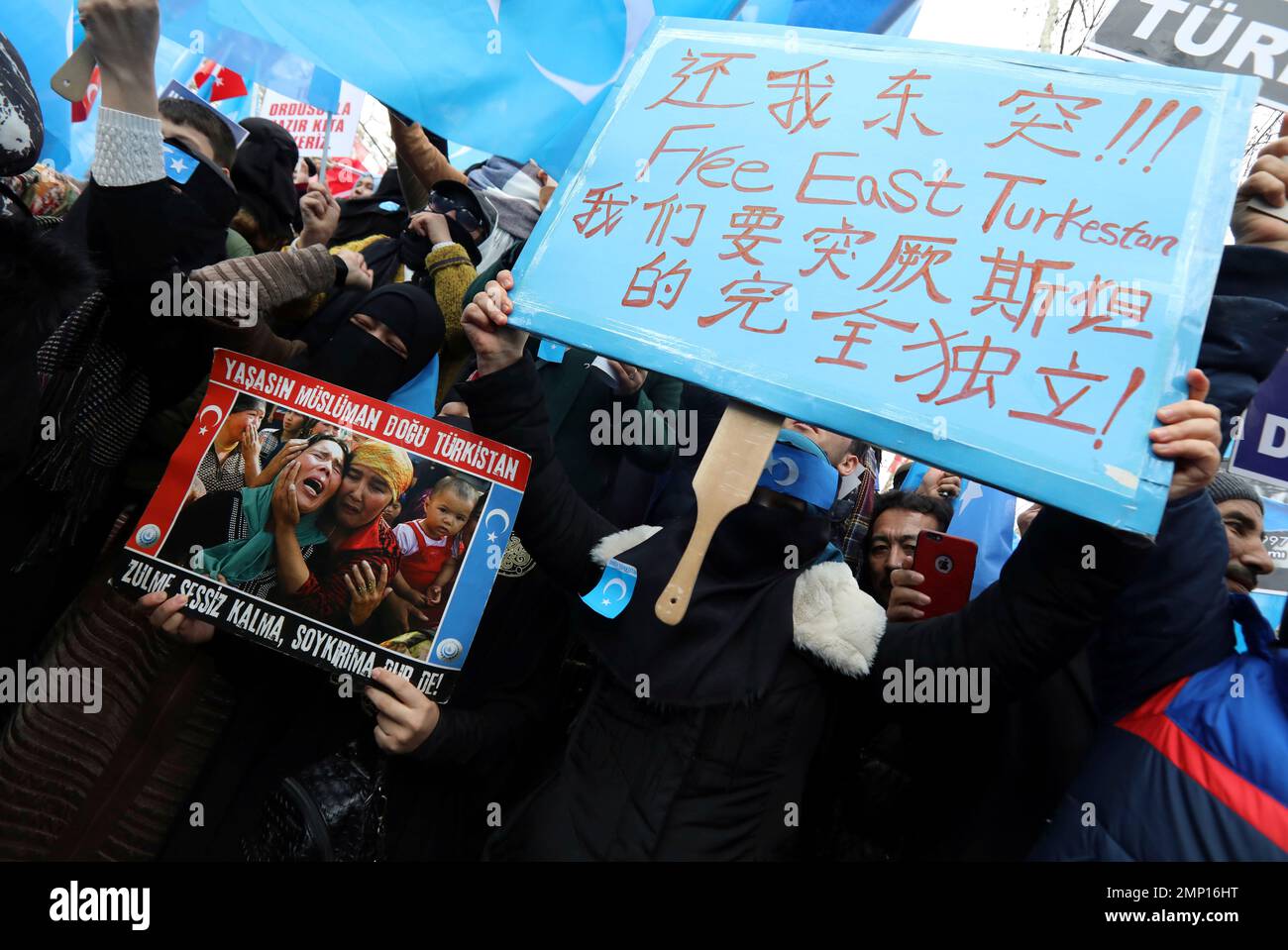Several hundred Uighurs living in Turkey carrying Turkish and flags of what ethnic Uighurs call 'East Turkestan', during a protest against alleged oppression by the Chinese government to Muslim Uighurs in far-western Xinjiang province, in Ankara, Turkey, Monday, Feb. 5, 2018. Turkey has ethnic and linguistic ties to the Uighurs, members of a Muslim ethnic minority in Xinjiang. (AP Photo/Burhan Ozbilici) Stockfoto