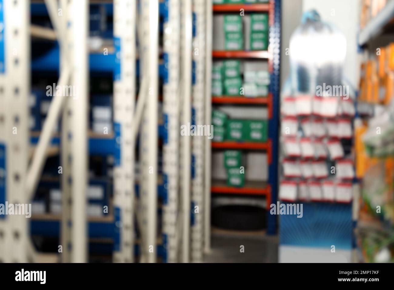 Verschwommener Blick auf die Inneneinrichtung des modernen Großhandels Stockfoto