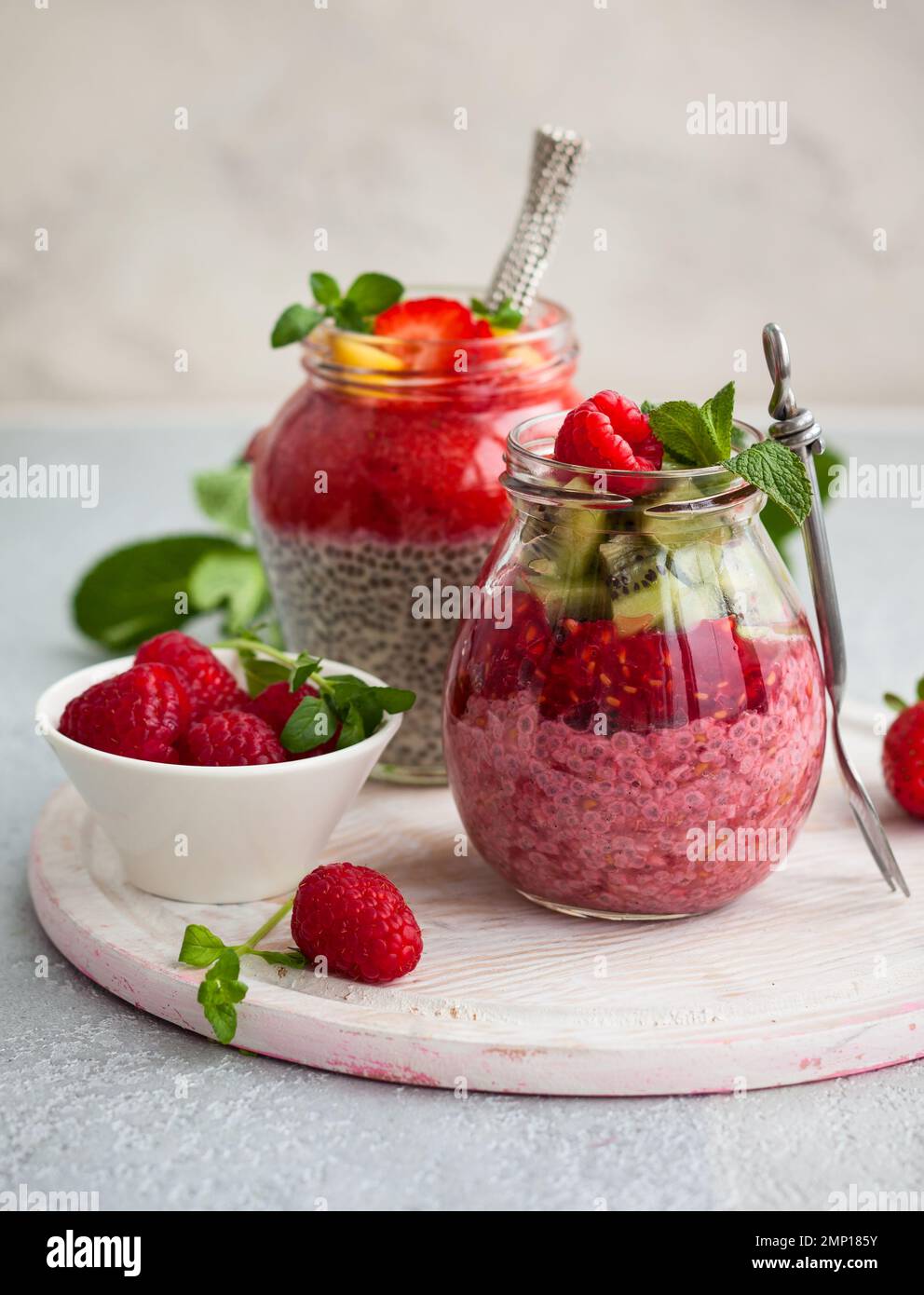 Chiasamen-Puddings mit Beeren und Obst zum Frühstück Stockfoto