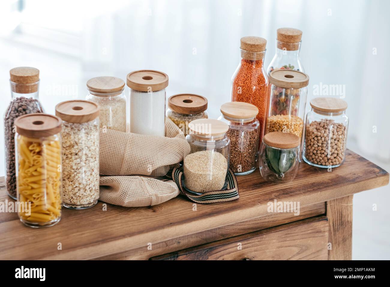 Null-Verschwendung-Konzept. Textil-Öko-Beutel Glasgefäße auf Holztisch in der Küche. Stockfoto