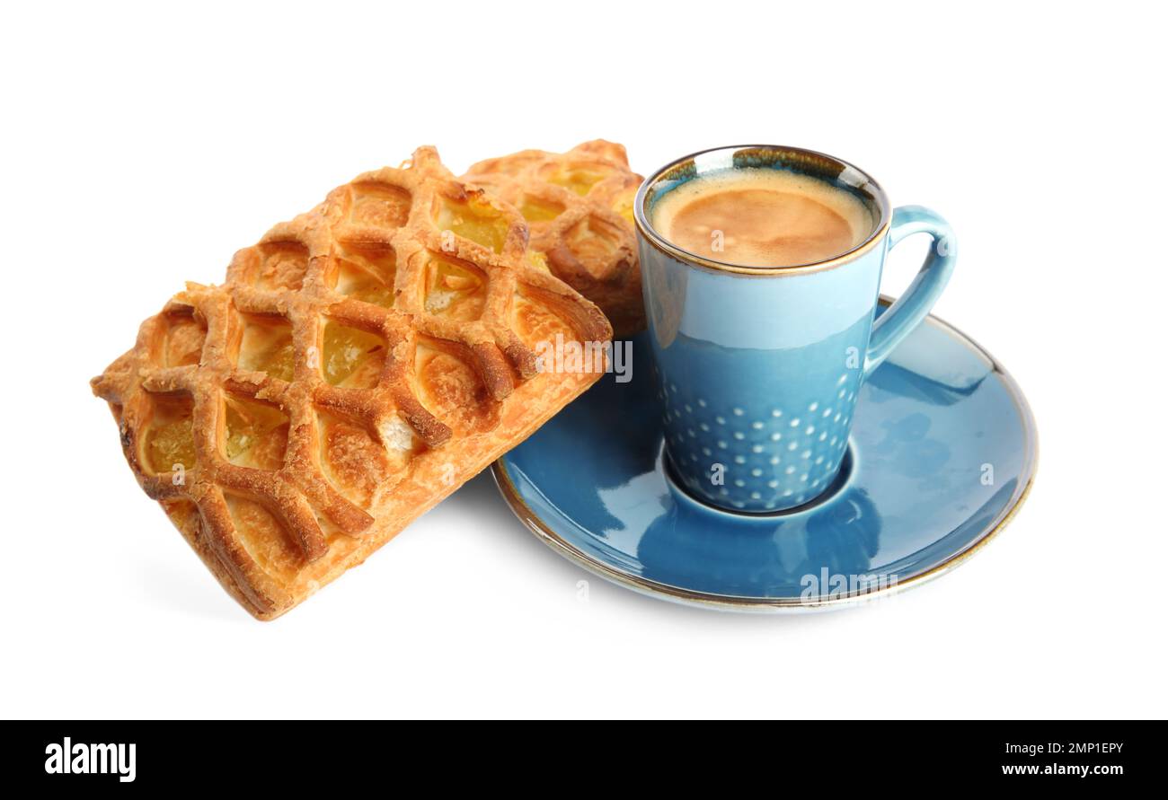 Köstliches Gebäck und Kaffee auf weißem Hintergrund Stockfoto