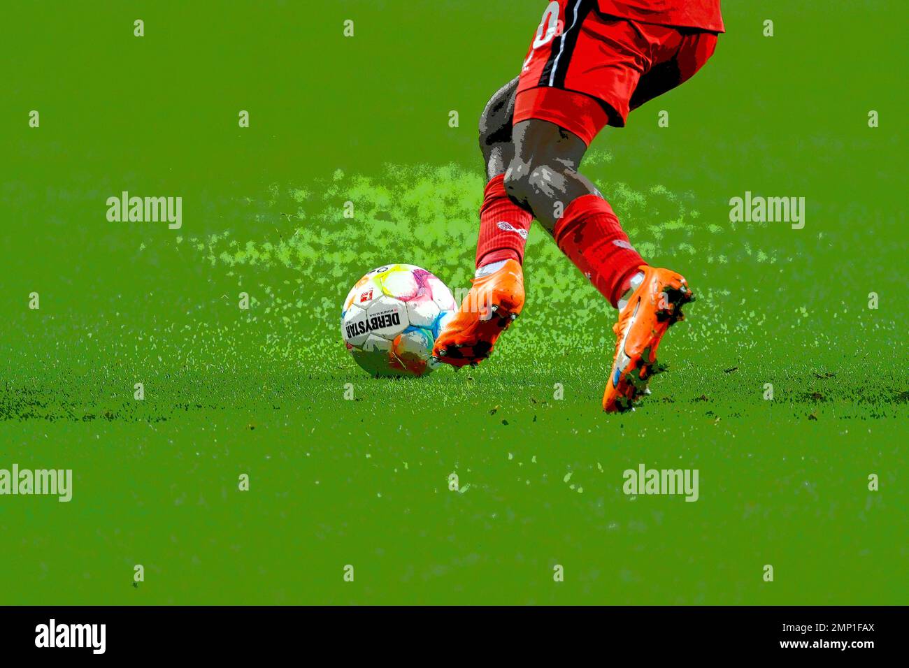 BayaArena Leverkusen Deutschland 28,1.2023, Fußball: Bundesliga Staffel 2022/23 Spieltag 18, Bayer 04 Leverkusen (B04, rot) vs Borussia Dortmund (BVB, gelb) — Fußballspieler Bein und Spielball Stockfoto