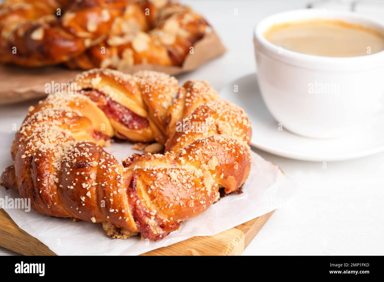 Köstliches Gebäck und Kaffee auf dem weißen Tisch, Nahaufnahme Stockfoto