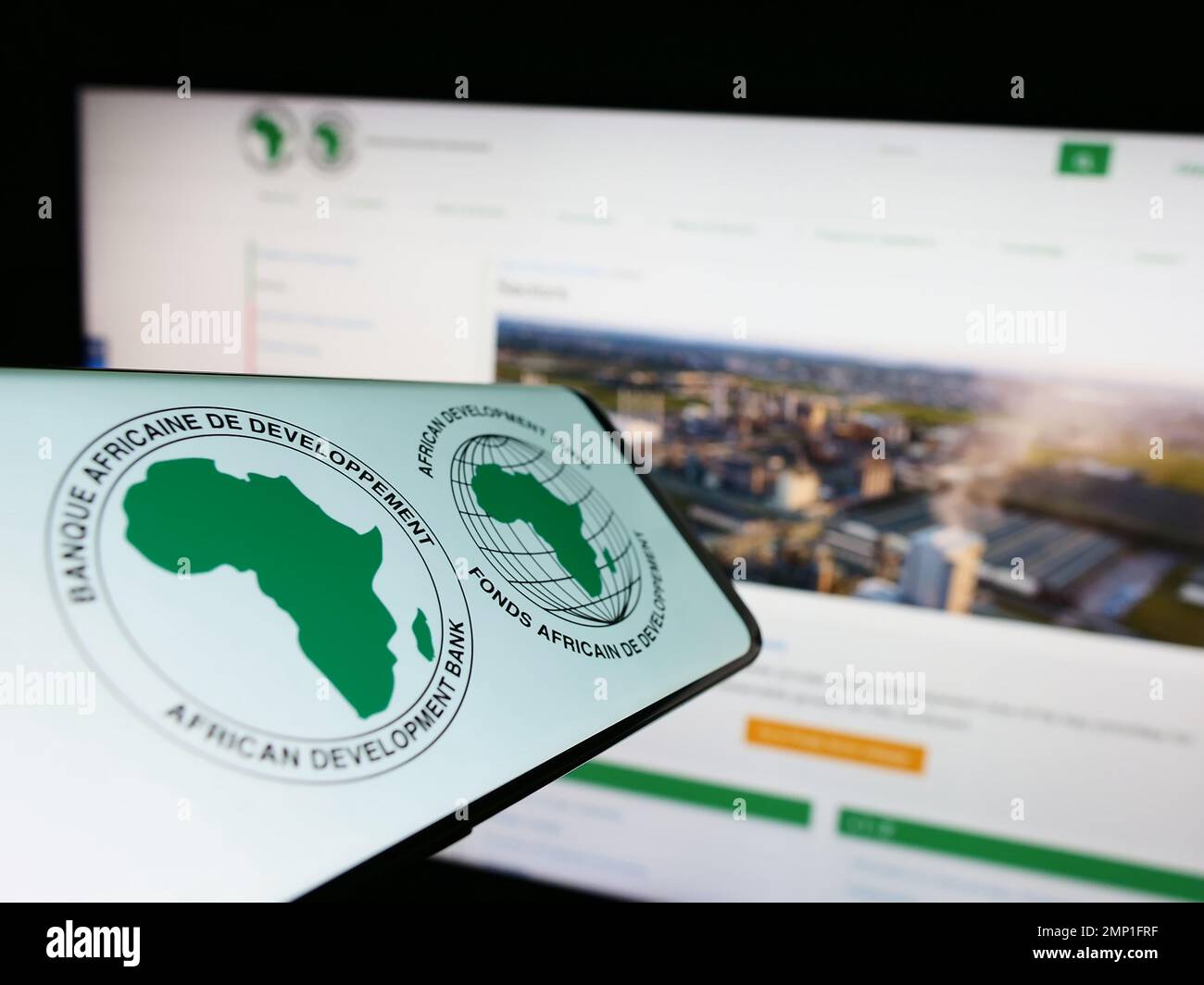Smartphone mit Logo der African Development Bank Group (AfDB) auf dem Bildschirm vor der Business-Website. Fokus auf die Mitte rechts des Telefondisplays. Stockfoto