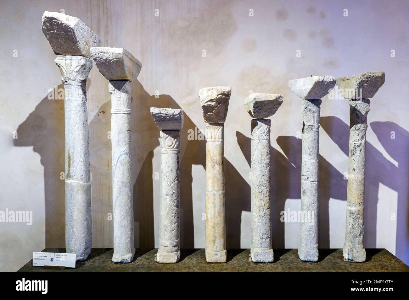 Säulen und „Krücken“-Hauptstädte aus dem byzantinischen Workshop. 9. Jahrhundert, Marmor - Galleria Regionale di Palazzo Bellomo, Ortigia - Syrakus, Sizilien, Italien Stockfoto