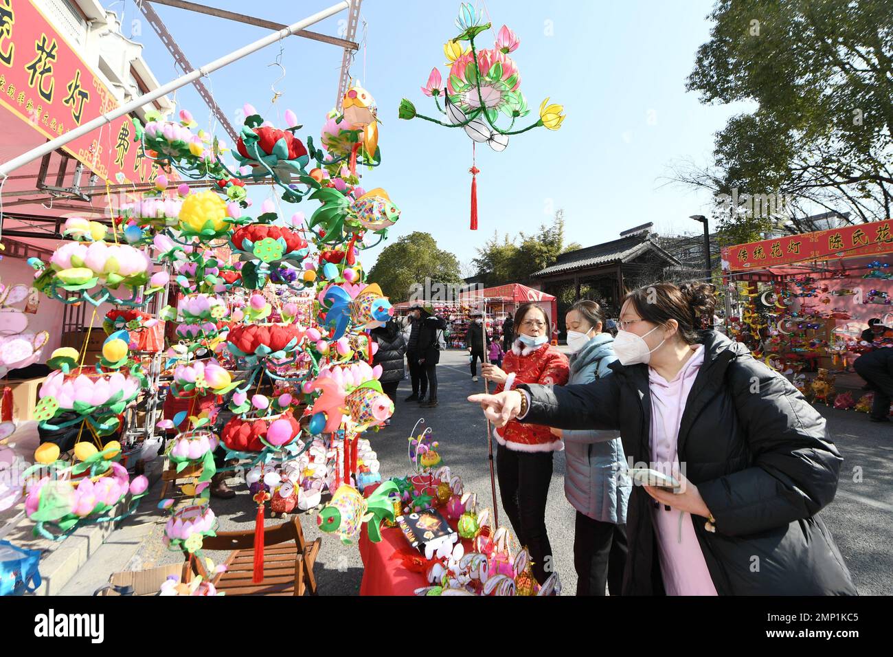 NANJING, CHINA - 31. JANUAR 2023 - Besucher wählen Lantern Festivallaternen auf dem Konfuzius Tempel Lantern Markt in Nanjing, ostchinesischer PR Jiangsu Stockfoto
