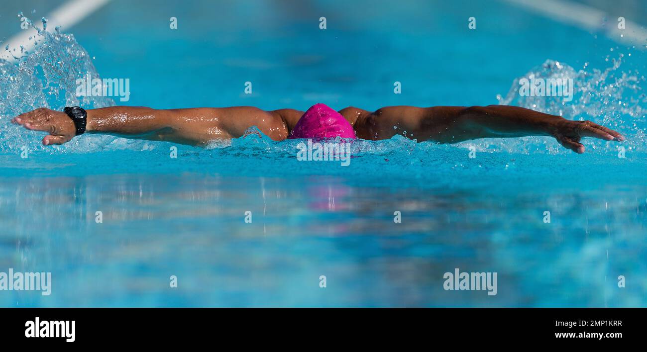 Schwimm-Wettkampfschwimmer-Athlet, der im Swimmingpool Schmetterlingsschlag macht Stockfoto