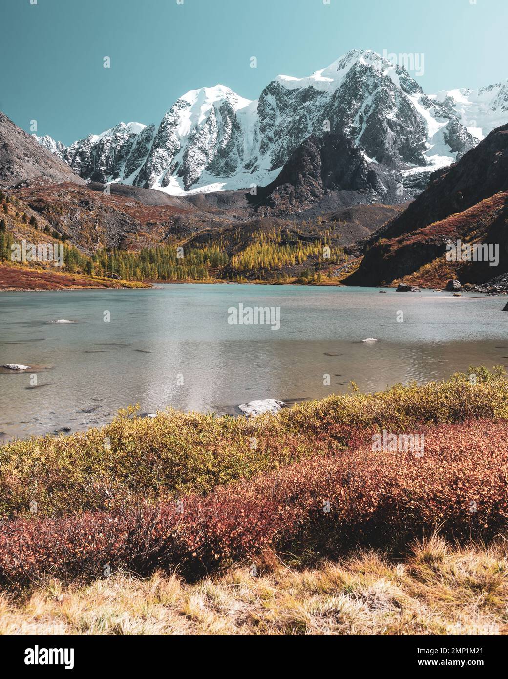 Schneebedeckte Berggipfel mit Felsen und Gletschern in der Nähe des alpinen, transparenten Sees Shavlinskoye in Altai an einem hellen Tag. Peaks Dream, Märchen, Schönheit. Stockfoto