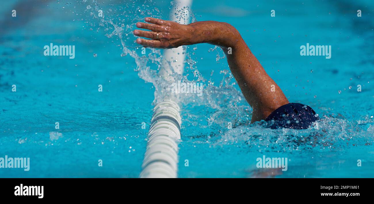 Schwimm-Wettkampf-Schwimmer-Sportler, der im Swimmingpool krabbelt Stockfoto