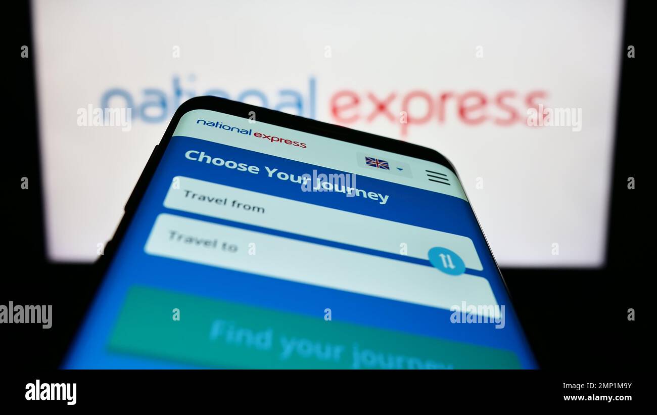Mobiltelefon mit Website des britischen Unternehmens National Express Group plc (NX) auf dem Bildschirm vor dem Logo. Fokus auf oberer linker Seite des Telefondisplays. Stockfoto