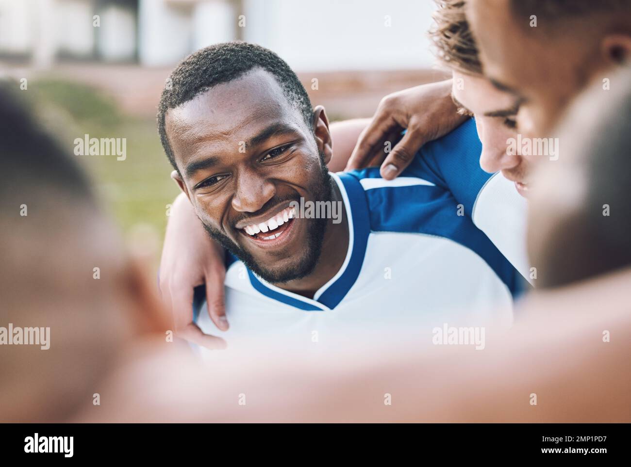 Schwarzer Mann, Fußballmannschaft und Fußballsportler im Freien in Gruppenumarmung vor dem Sportspiel auf dem Spielfeld. Sporttraining, Teamwork und ein aufgeregter afrikanischer Spieler Stockfoto