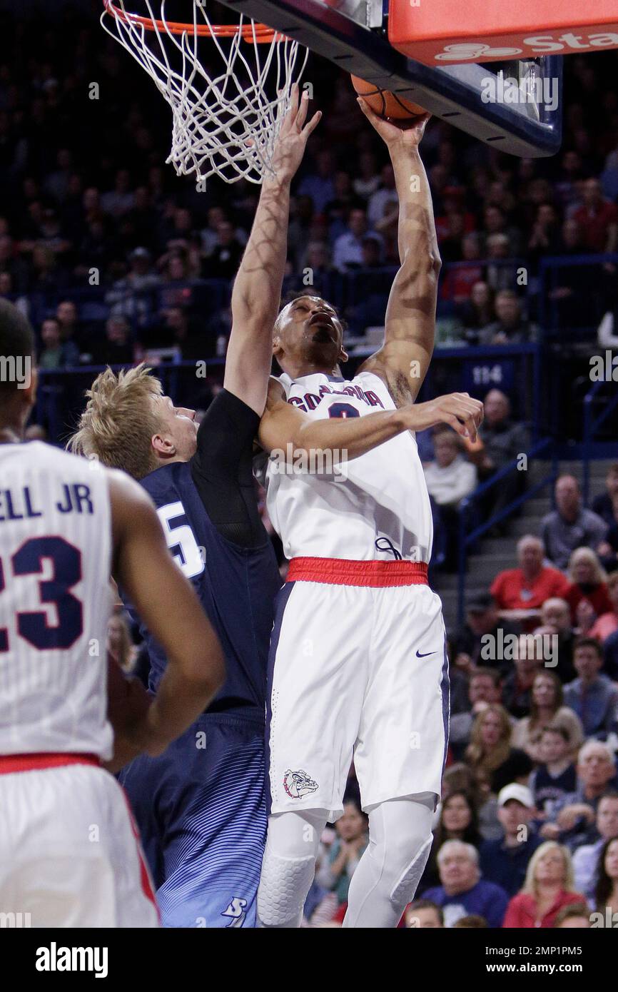 Gonzaga forward Johnathan Williams, right, shoots over San Diego forward Yauhen Massalski during the first half of an NCAA college basketball game in Spokane, Wash., Thursday, Feb. 1, 2018. (AP Photo/Young Kwak) Stockfoto
