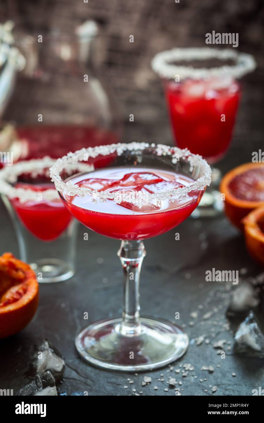 Blood Orange Margarita in Glas mit gesalzenem Rand Stockfoto